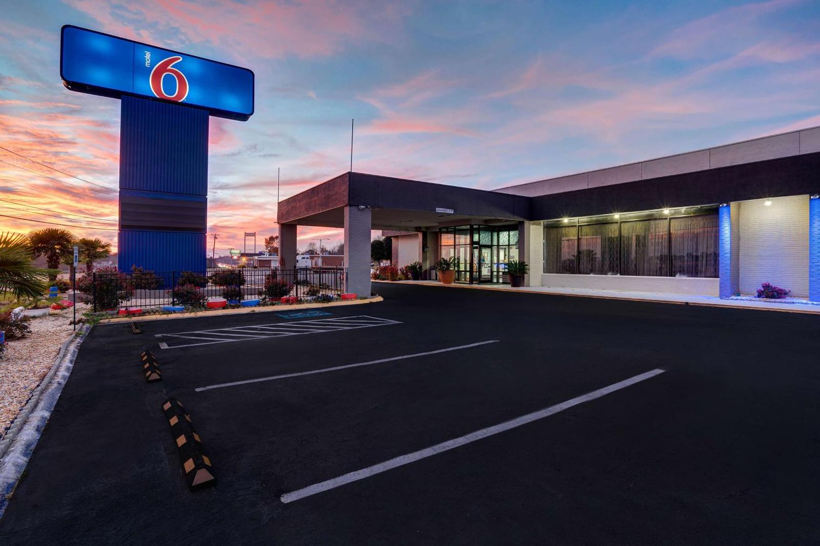 Motel 6 Burlington Main image 1